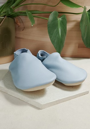 kapcie barefoot z gładkiej włoskiej skóry w kolorze niebieskim z kauczukową podeszwą