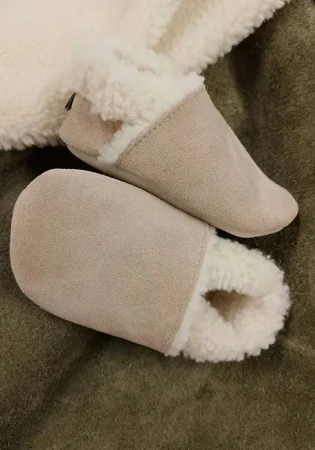 Zimowe bambosze zamszowe WINTER BAREFOOT BEŻOWE z futerkiem i podeszwą kauczukową