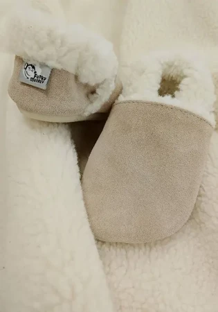 Zimowe bambosze zamszowe WINTER BAREFOOT BEŻOWE z futerkiem i podeszwą kauczukową