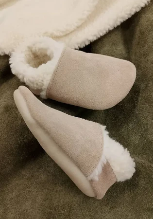 Zimowe bambosze zamszowe WINTER BAREFOOT BEŻOWE z futerkiem i podeszwą kauczukową
