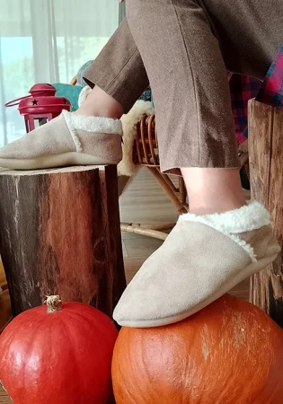 Zimowe bambosze zamszowe WINTER BAREFOOT BEŻOWE z futerkiem i podeszwą kauczukową