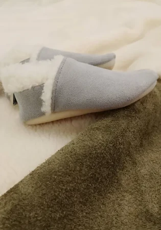 Zimowe bambosze zamszowe WINTER BAREFOOT SZARE z futerkiem i podeszwą kauczukową
