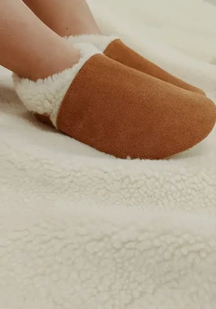 Zimowe bambosze zamszowe WINTER BAREFOOT KARMELOWE  z futerkiem i podeszwą kauczukową