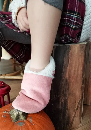 Zimowe bambosze zamszowe WINTER BAREFOOT RÓŻOWE  z futerkiem i podeszwą kauczukową