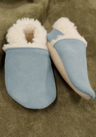 Zimowe bambosze zamszowe WINTER BAREFOOT BŁĘKITNE z futerkiem i podeszwą kauczukową