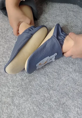 Granatowe kapcie barefoot dla dzieci z motywem misia