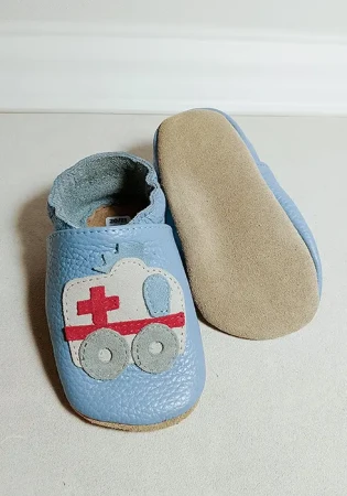kapcie barefoot funky-monkey z niebieskiej włoskiej skóry z zamszową podeszwą i motywem karetki
