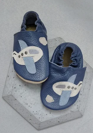 kapcie barefoot funky-monkey z granatowej włoskiej skóry z zamszową podeszwą i motywem samolotu