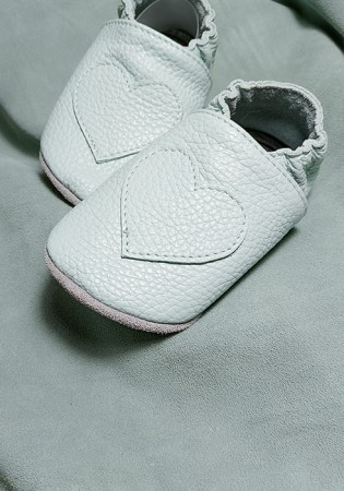 barefooty Funky-Monkey z motywem serduszka ze skóry naturalnej