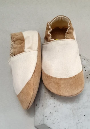 Minimalistyczne kapcie w kształcie barefoot. bawełna w kolorze beżowym ze wzmocnionym noskiem i zamszową podeszwą