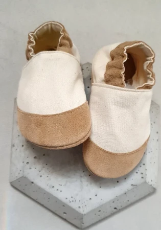 Minimalistyczne kapcie w kształcie barefoot. bawełna w kolorze beżowym ze wzmocnionym noskiem i zamszową podeszwą