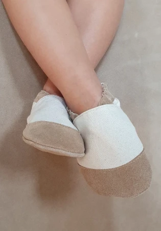 Minimalistyczne kapcie w kształcie barefoot. bawełna w kolorze beżowym ze wzmocnionym noskiem i zamszową podeszwą