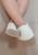 Minimalistyczne kapcie w kształcie barefoot. bawełna w kolorze beżowym ze wzmocnionym noskiem i zamszową podeszwą