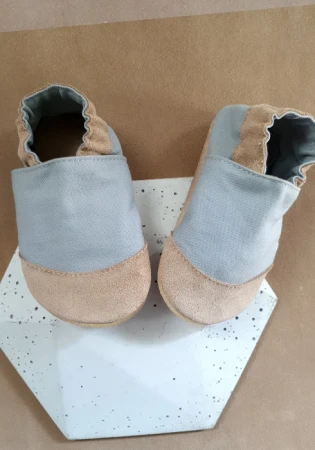 Gładkie minimalistyczne bawełniane kapcie barefoot z kauczukową podeszwą