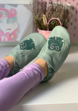 Kapcie barefoot z włoskiej skóry z kauczukową podeszwą marki funky-monkey