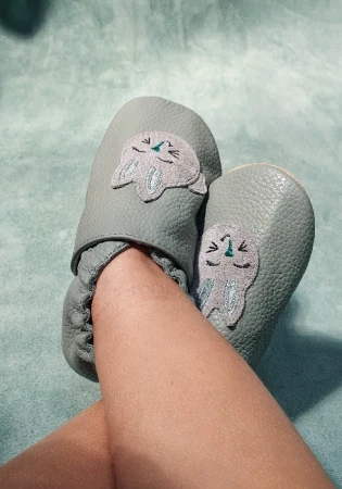 Kapcie barefoot z włoskiej skóry z zamszową podeszwą marki funky-monkey