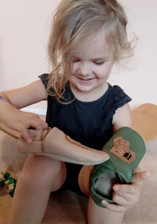 Kapcie barefoot z włoskiej skóry z kauczukową podeszwą marki funky-monkey