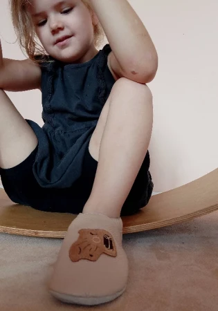 Kapcie barefoot z włoskiej skóry z kauczukową podeszwą marki funky-monkey