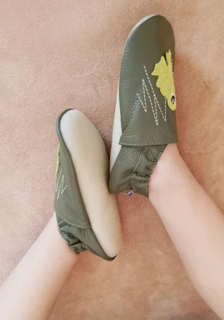 Kapcie barefoot z włoskiej skóry z kauczukową podeszwą marki funky-monkey