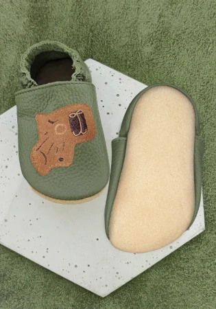 Kapcie barefoot z włoskiej skóry z kauczukową podeszwą marki funky-monkey