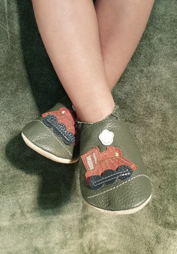 Przejdź do produktu Kapcie dziecięce Barefoot SOFT z zamszową podeszwą POCIĄG bazylia zielone khaki