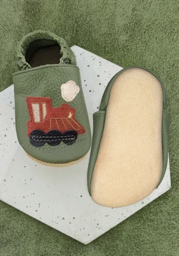 Przejdź do produktu Kapcie dziecięce Barefoot PRO z antypoślizgową podeszwą z kauczuku typu ceglany POCIĄG bazylia zielone khaki