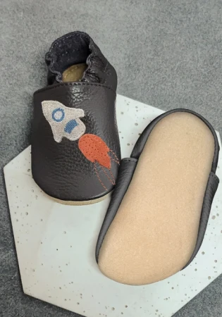 Kapcie barefoot z włoskiej skóry z kauczukową podeszwą marki funky-monkey