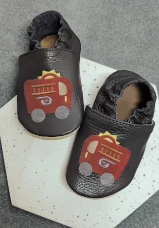 Kapcie barefoot z włoskiej skóry z kauczukową podeszwą marki funky-monkey