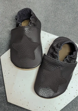 Kapcie barefoot z włoskiej skóry z kauczukową podeszwą marki funky-monkey