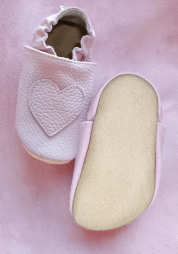 Przejdź do produktu Kapcie dziecięce Barefoot PRO z antypoślizgową podeszwą z kauczuku SERCE róż kamelia