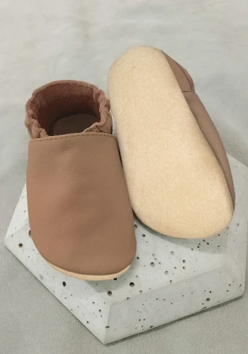 Przejdź do produktu Kapcie dziecięce Barefoot PRO Gładkie BRĄZOWE KAWA z kauczukową podeszwą