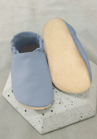 kapcie barefoot z gładkiej włoskiej skóry w kolorze niebieskim z kauczukową podeszwą
