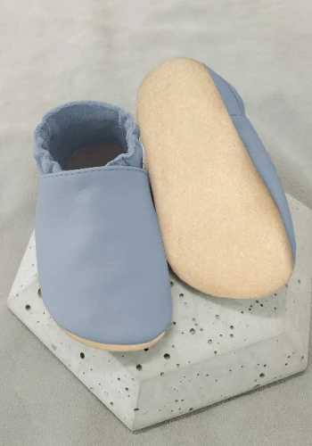 Przejdź do produktu kapcie dla dzieci Barefoot PRO BŁĘKITNE NIEBIESKIE  z gładkiej włoskiej skóry z kauczukową podeszwą