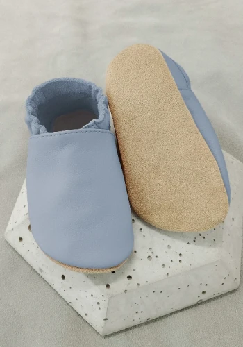 Przejdź do produktu  kapcie dla dzieci Barefoot SOFT BŁĘKITNE NIEBIESKIE z gładkiej włoskiej skóry z zamszową podeszwą