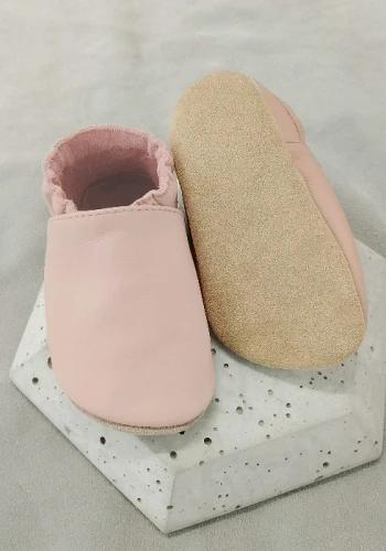 Przejdź do produktu kapcie dla dzieci Barefoot SOFT PUDROWY RÓŻ z gładkiej włoskiej skóry z zamszową podeszwą