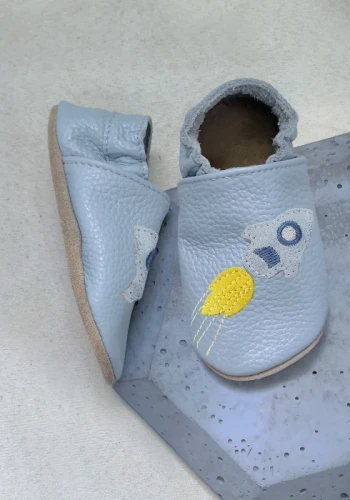 Przejdź do produktu Kapcie dziecięce Barefoot SOFT z zamszową podeszwą RAKIETA błękitne niebieskie