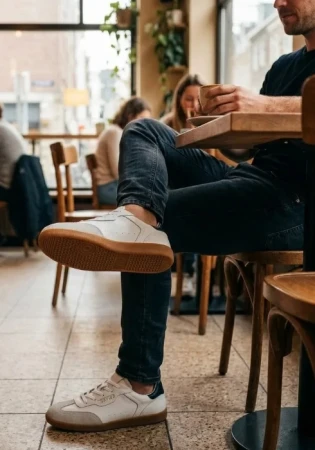 RAYVE Rio to minimalistyczne sneakersy barefoot stworzone z myślą o naturalnym sposobie chodzenia.