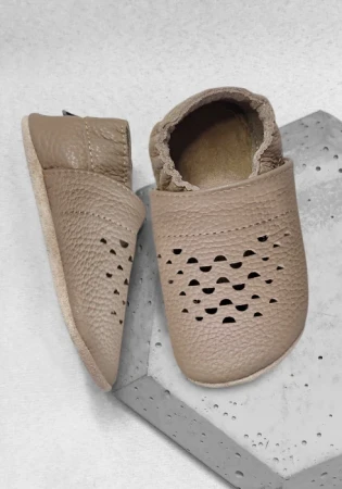 Funky-Monkey barefoot ze skóry naturalnej w kolorze brązowym z zamszową podeszwą zero drop idealne do żłobka i przedszkola, lekkie i oddychające, perforowane sandałki