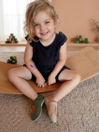 Śliczne kapcie barefoot z włoskiej skóry z oddychającą, zamszową podeszwą w kolorze khaki zielonym w motywem modnej kapibary. Piękne i lekkie. Propozycja na pierwsze buciki. Super do żłobka i przedszkola, Buciki oddychające na potliwe stópki.