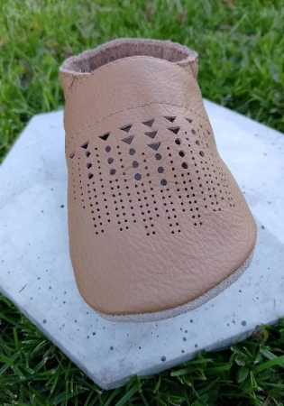 Funky-Monkey barefoot ze skóry naturalnej w kolorze brązowym z zamszową podeszwą zero drop idealne do żłobka i przedszkola, lekkie i oddychające, perforowane sandałki