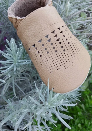 Funky-Monkey barefoot ze skóry naturalnej w kolorze brązowym z zamszową podeszwą zero drop idealne do żłobka i przedszkola, lekkie i oddychające, perforowane sandałki