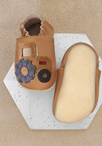 Przejdź do produktu Kapcie dziecięce Barefoot PRO z kauczukową podeszwą - TRAKTOR brąz nugat