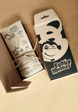 Marka funky monkey barefoot w kartonowym ekologicznym pudełku