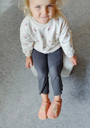 Marka funky-monkey barefoot ze skóry naturalnej w kolorze róż różanym  z kauczukową antypoślizgową podeszwą.