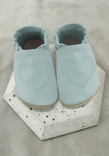 Przejdź do produktu Kapcie dziecięce z gładkiej włoskiej skóry Barefoot SOFT z zamszową podeszwą SERCE mięta