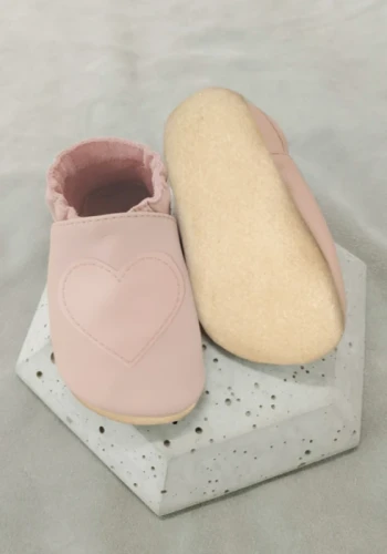 Przejdź do produktu Kapcie dziecięce z włoskiej gładkiej skóry Barefoot PRO z antypoślizgową podeszwą z kauczuku SERCE delikatny róż 