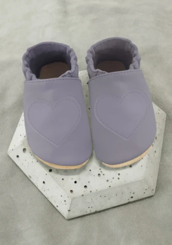 Przejdź do produktu Kapcie dziecięce z włoskiej gładkiej skóry Barefoot SOFT z zamszową podeszwą SERCE lila fiolet