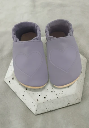 Piękne kapcie w stylu barefoot w stonowanym kolorze fioletowym z serduszkiem. Wykonane ze skóry naturalnej w kauczukową, antypoślizgową podeszwą idealne do żłobka i przedszkola
