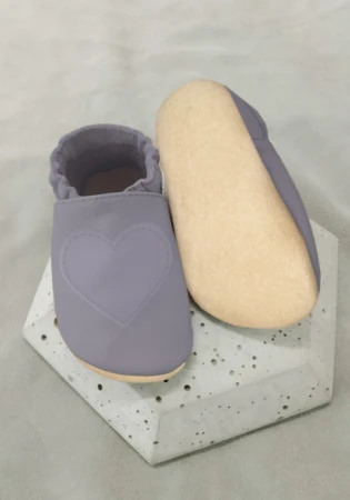 Piękne kapcie w stylu barefoot w stonowanym kolorze fioletowym z serduszkiem. Wykonane ze skóry naturalnej w kauczukową, antypoślizgową podeszwą idealne do żłobka i przedszkola