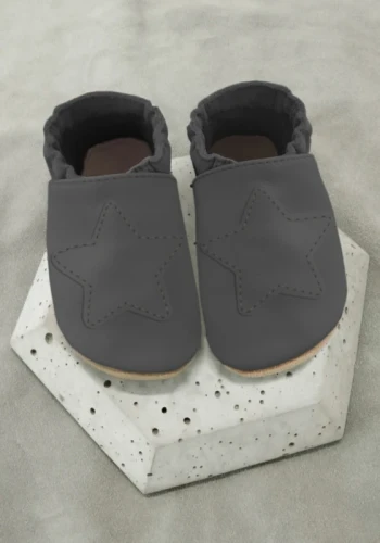 Przejdź do produktu Kapcie dziecięce z włoskiej gładkiej skóry Barefoot SOFT z zamszową podeszwą GWIAZDA  antracyt czarne